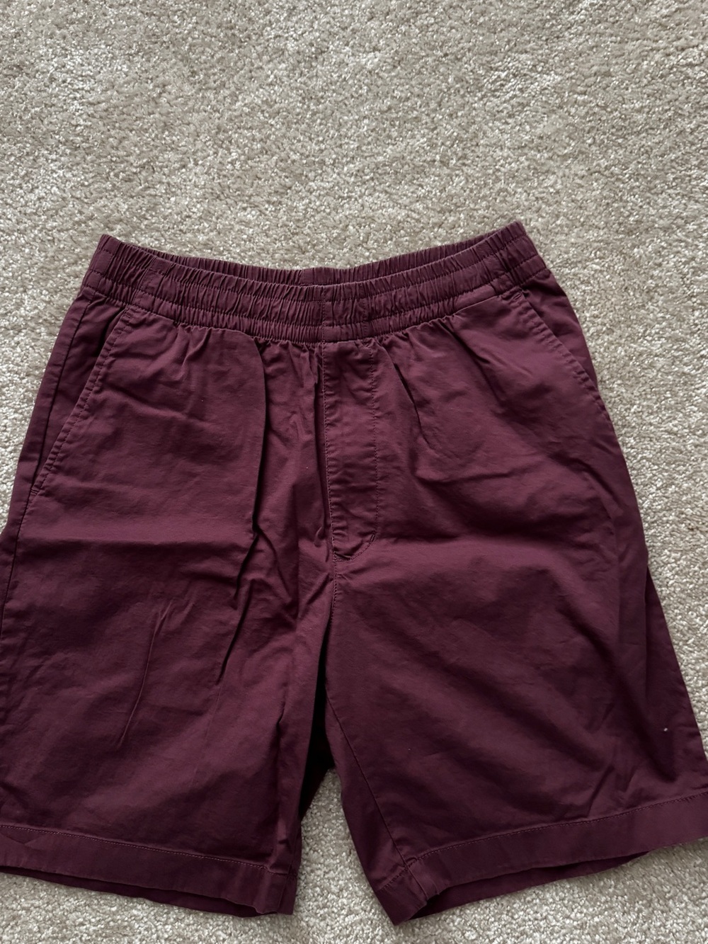 Uniqlo Men's Flat Front Elastic Waist Shorts in Burgundy